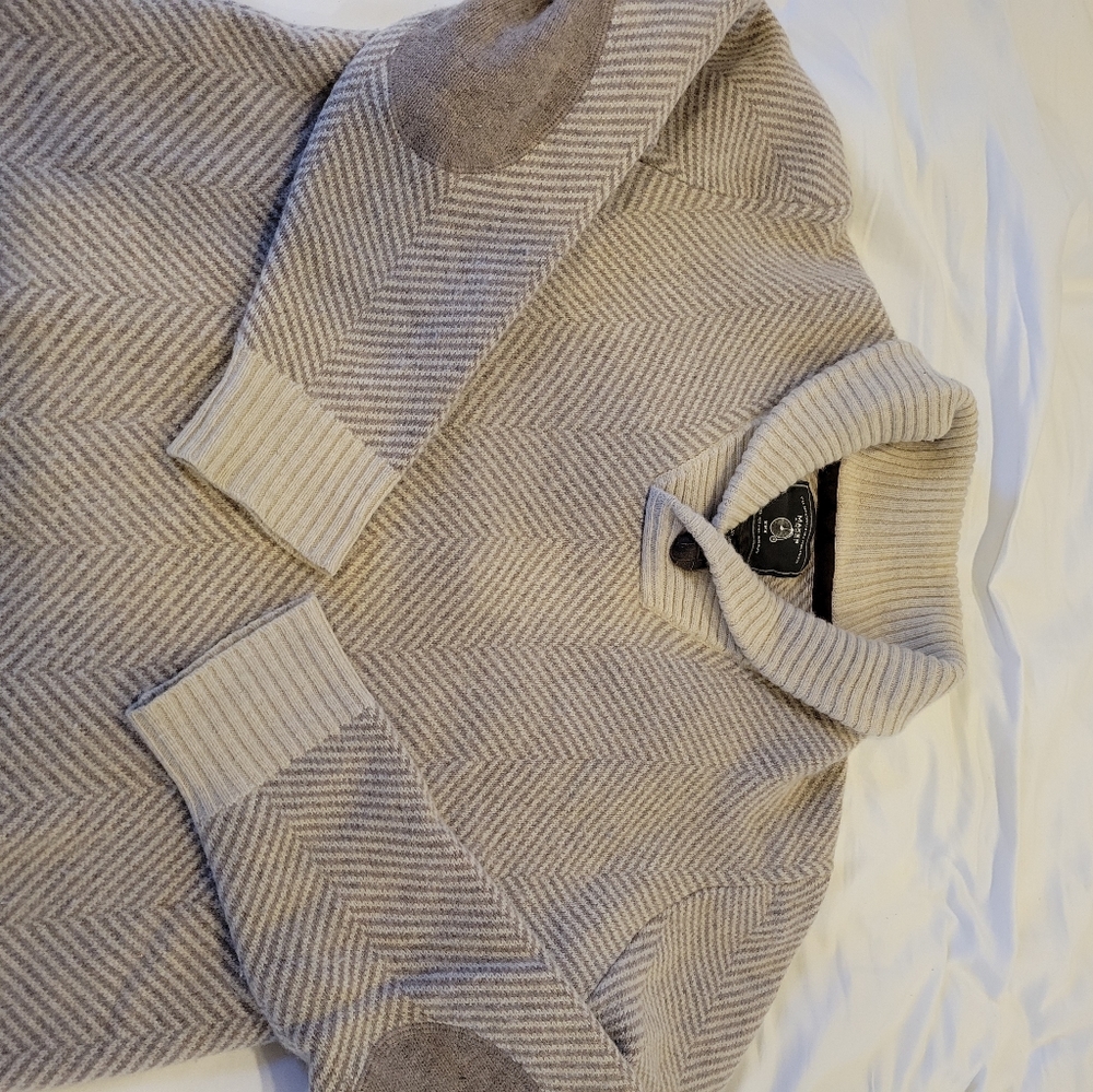 Maker beige Men's shawl neck sweater medium